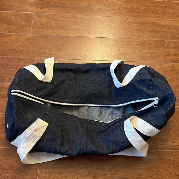 Private Party - Gym & Juice duffel bag. - Picture 3 of 6